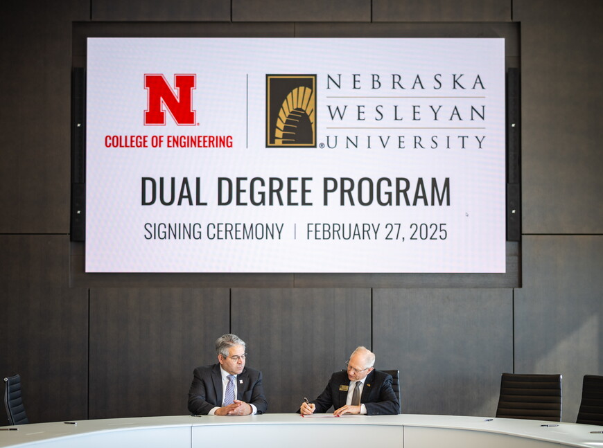 Lance C. Pérez, Fred Hunzeker Dean of Engineering at UNL and NWU President Darrin Good sign agreement. 